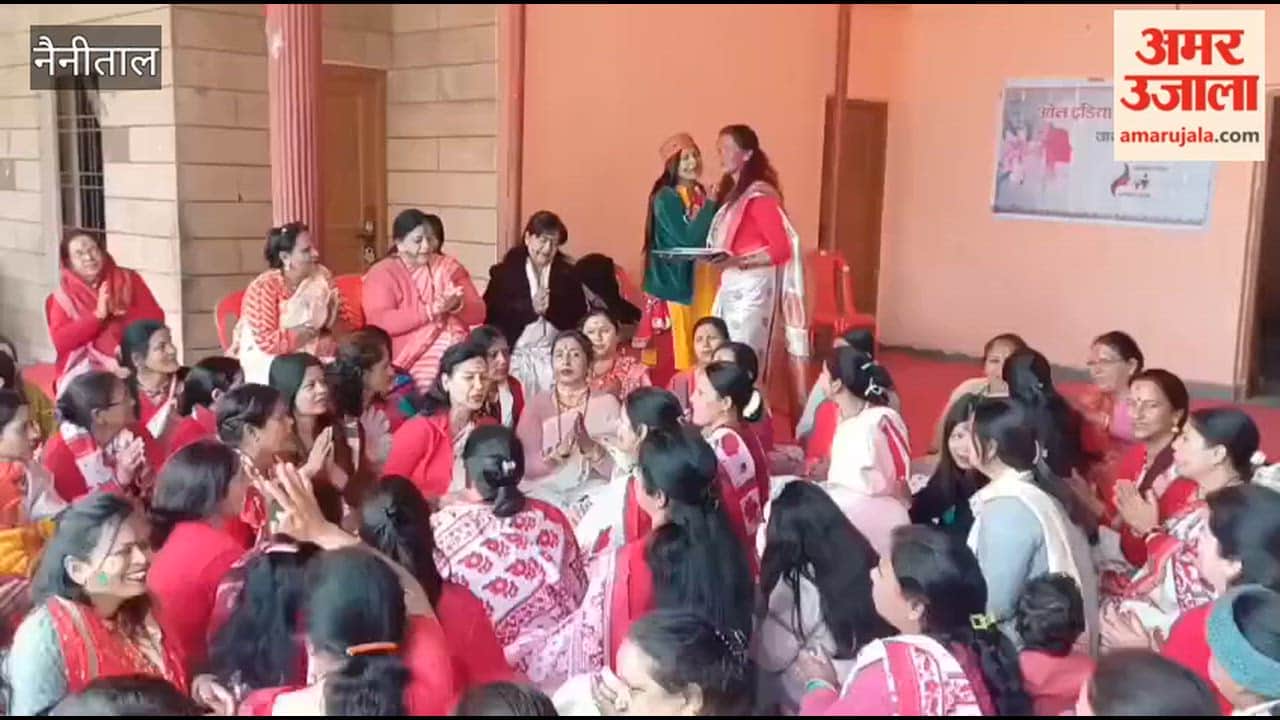 Women danced in 'Holi Re Holi Rangon Ki Holi' in Bhimtal