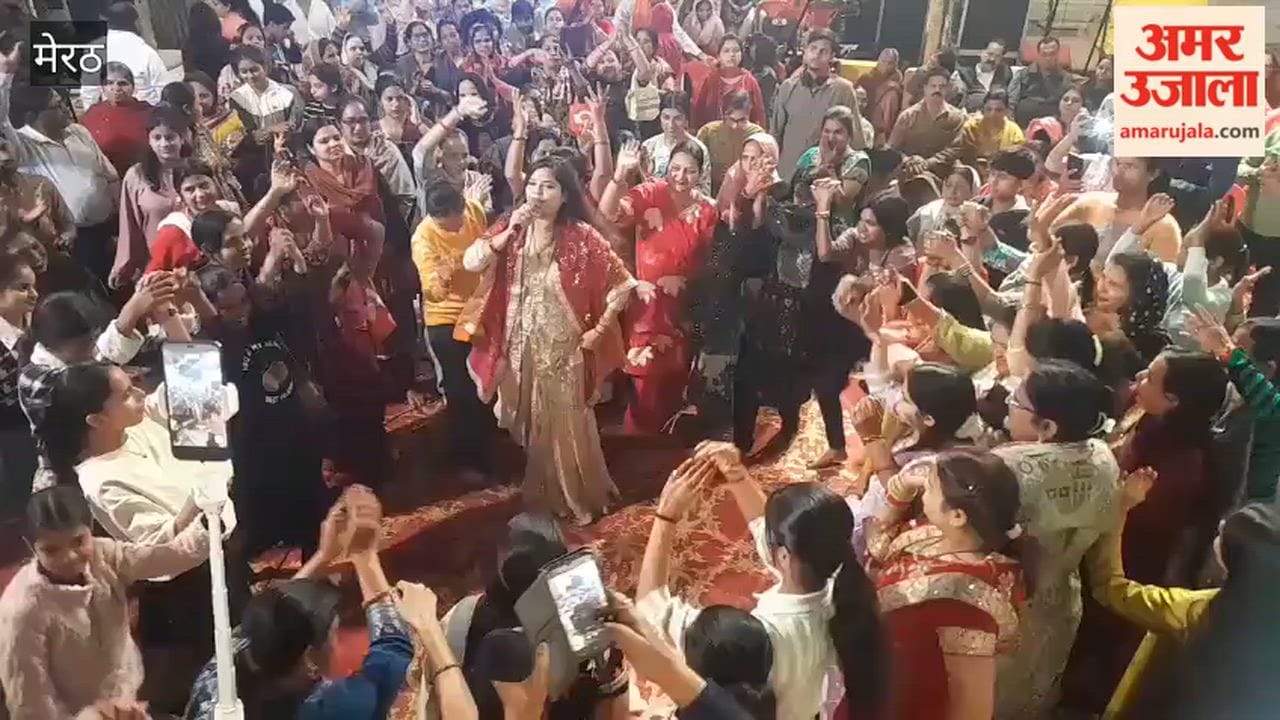 Meerut: Devotees danced to Pooja Sharma's devotional songs