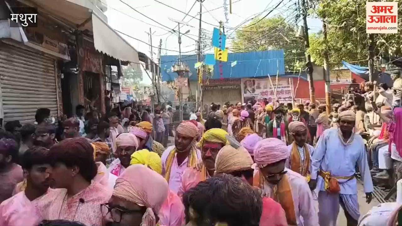 Huriyare reached Barsana from Nandgaon for Lathmar Holi