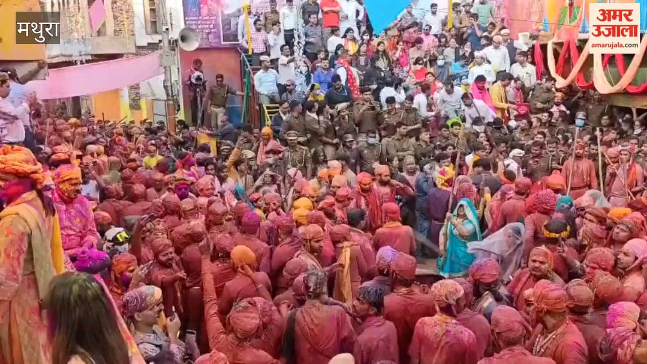 Lathmar Holi in rangili gali in Barsana