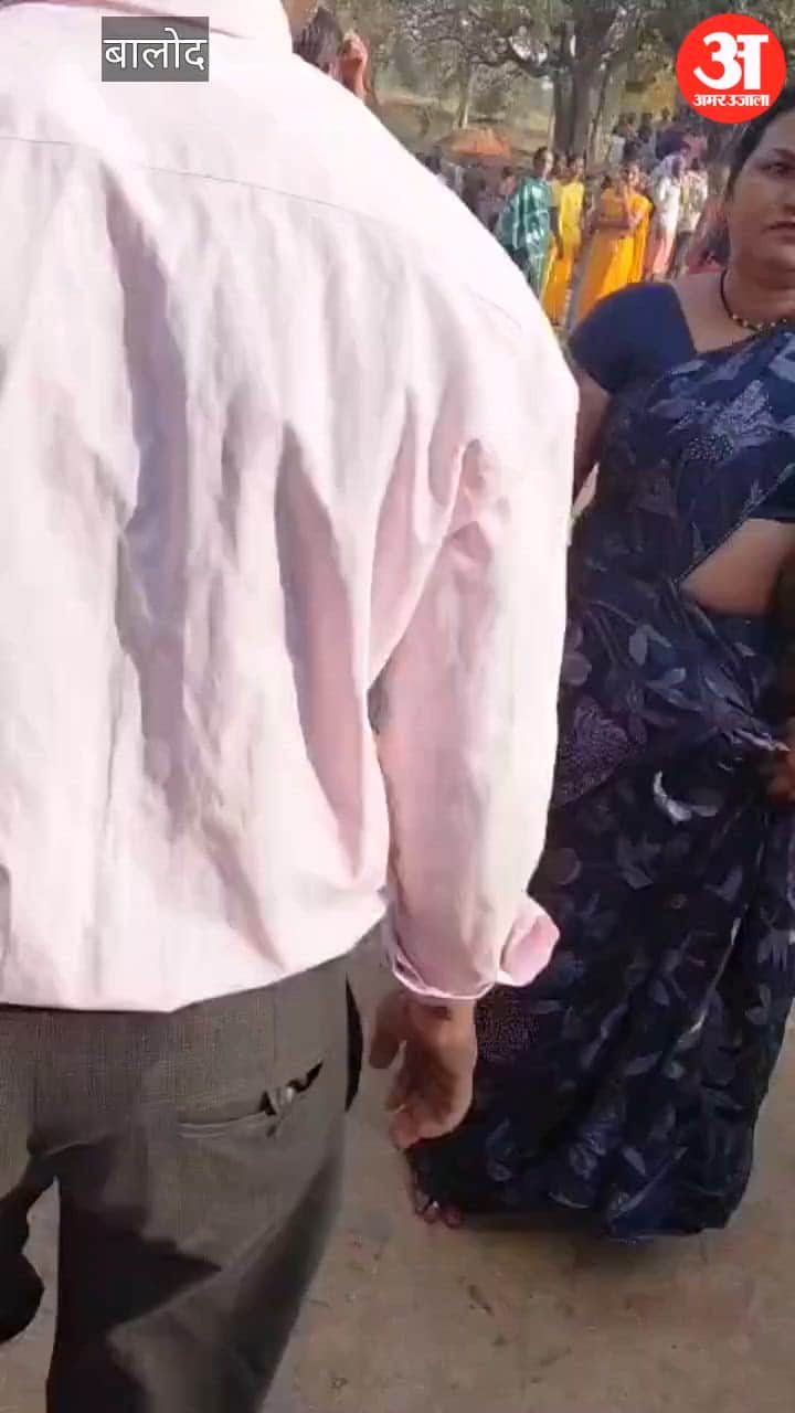 Drunk cleaner pushes school bus off bridge injuring 21 children one critical in Balod