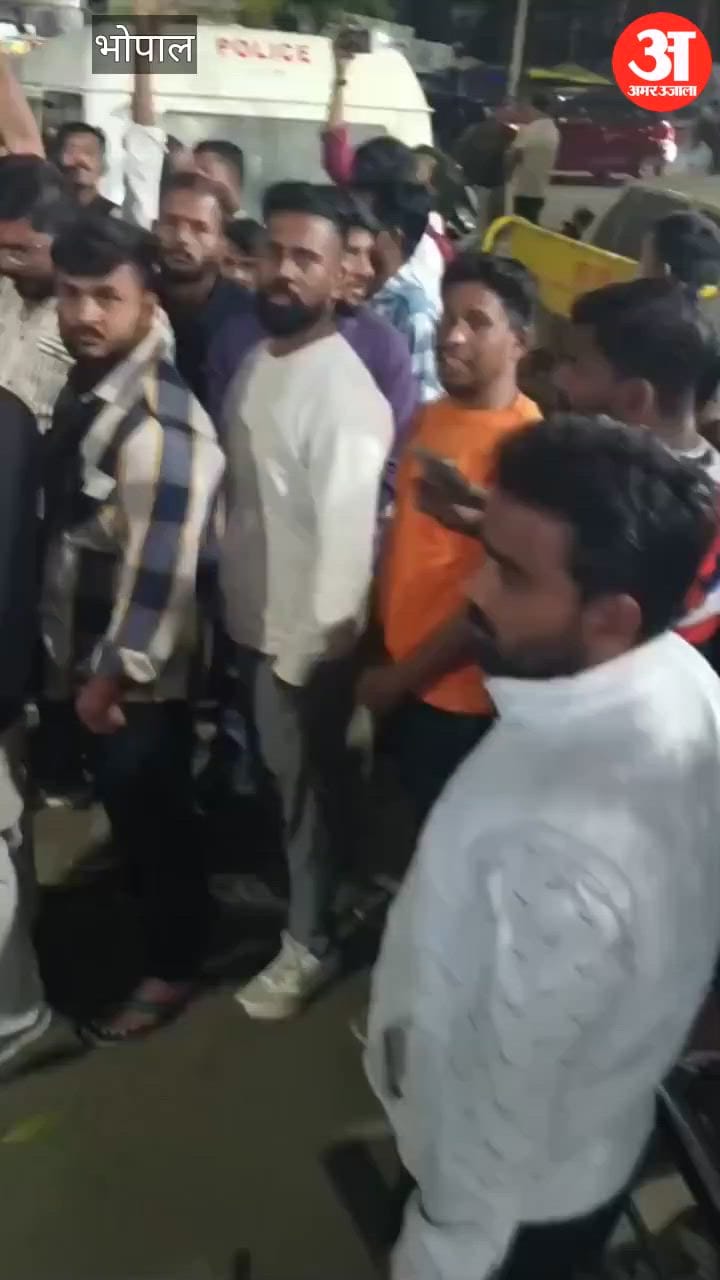Sadhvi's car attacked, Bajrang Dal and Vishwa Hindu Parishad activists surrounded the police station