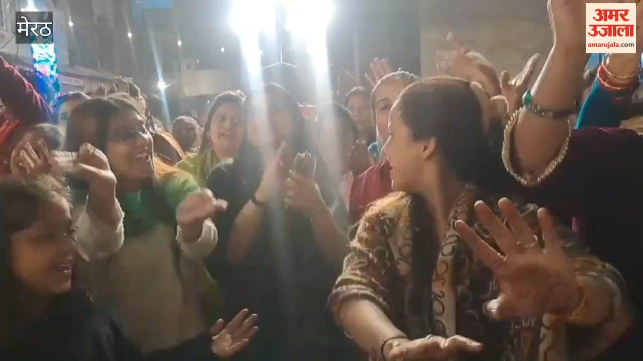 Body and mind swayed in devotion...Devotees immersed in the devotion of Baba Khatu Shyam during the Falgun festival.