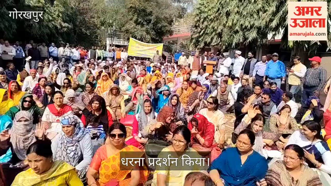 Officials of Uttar Pradesh Primary Teachers Association staged a sit-in protest.