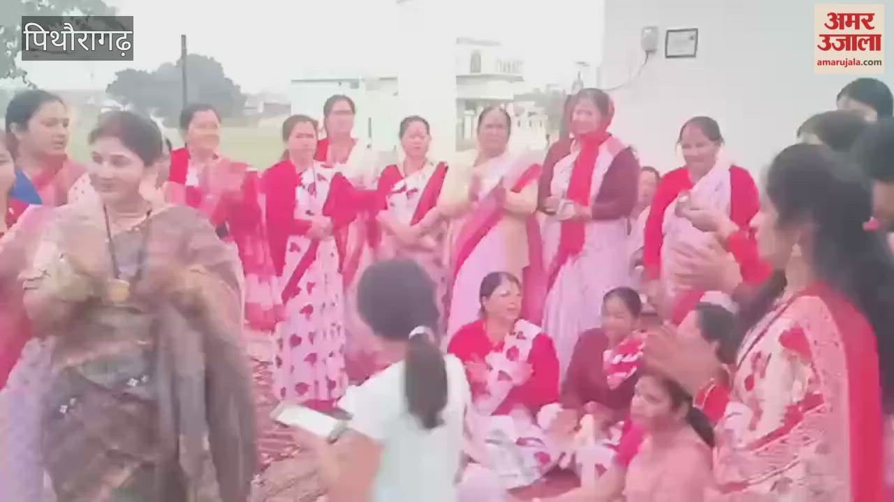 Women's sitting Holi was celebrated with great enthusiasm in Khatima
