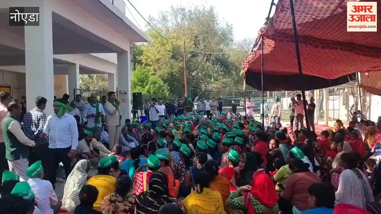 Farmers demonstrated in electricity department office in Noida