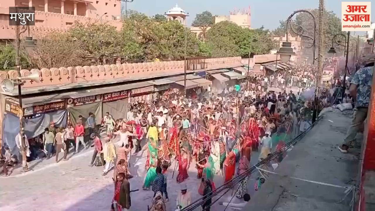 Thakur Shri Keshav Dev Maharaj played Holi with devotees