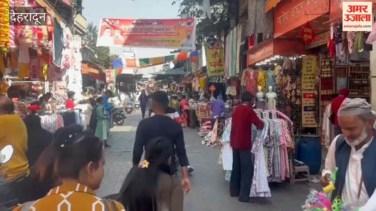 Dehradun: Holi celebrations in the market, lots of shopping before the puja