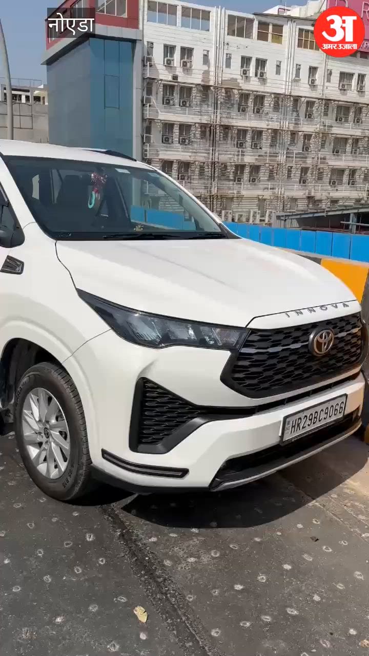 नोएडा में भंगेल एलिवेटेड रोड पर दो गाड़ियां भिड़ीं