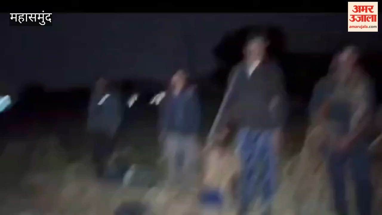 15 Naxalites surrendered with weapons including AK 47 including 9 women and 6 male Maoists in Mahasamund