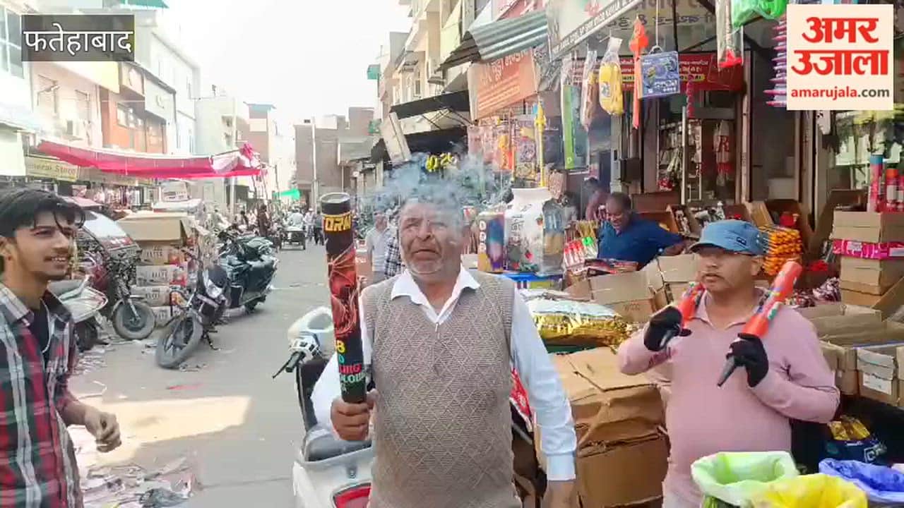 Fatehabad market is abuzz with Holi colours, demand for dry colours increases