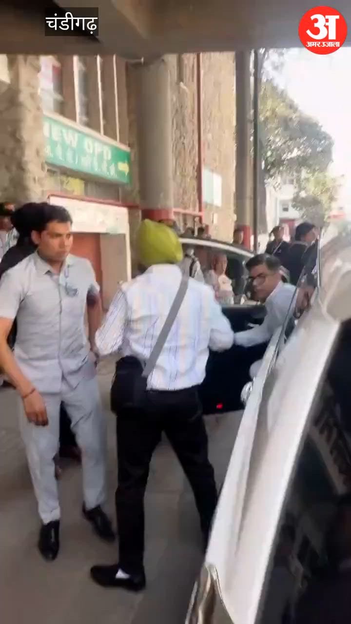 एक्सीडेंट में घायल युवतियों को मेयर ने पहुंचाया अस्पताल