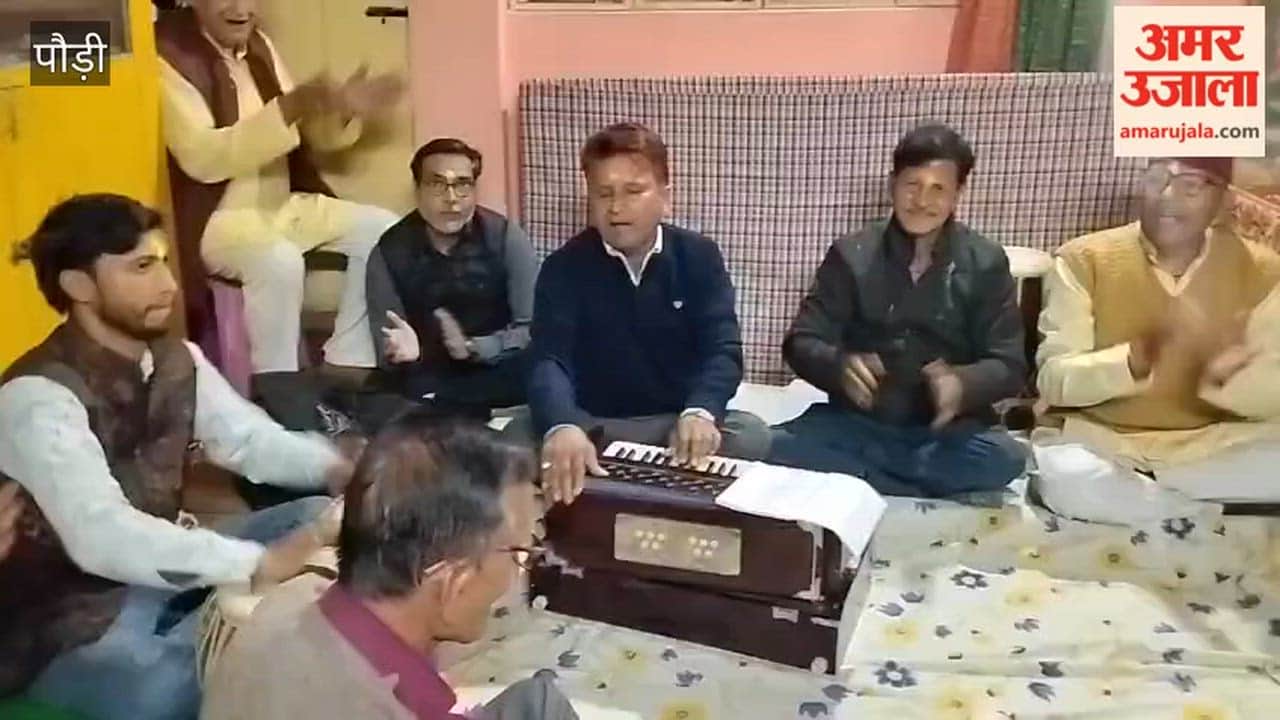 Srinagar: Holi is celebrated on the occasion of Phagun Mahina, people gathered at the residence of famous Holi player and former municipal president Krishnanand Maithani.