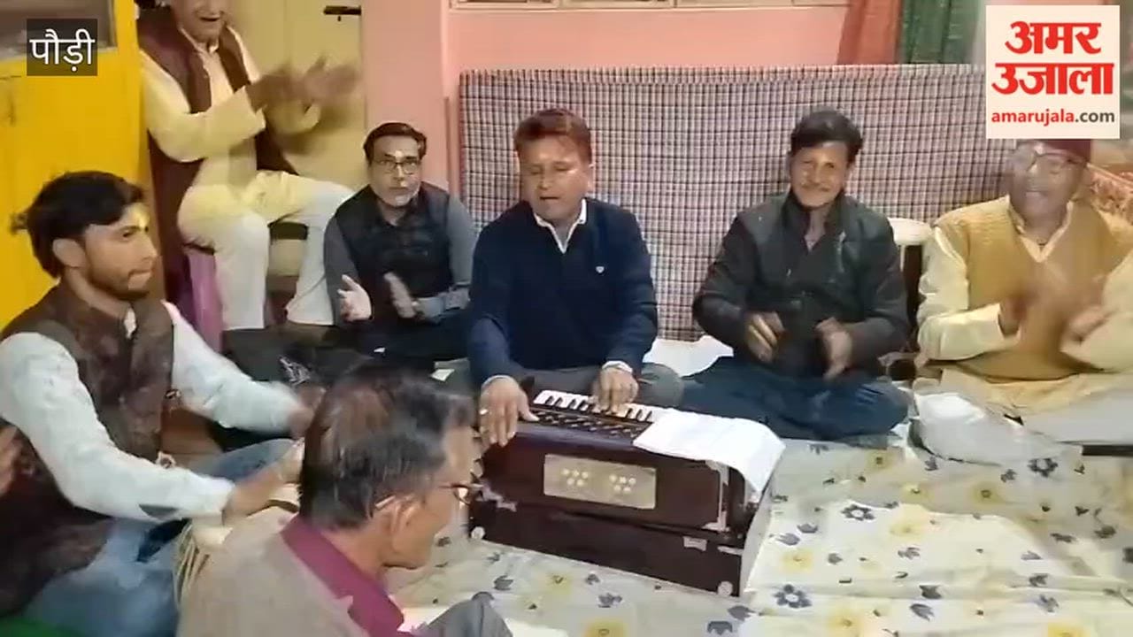 Srinagar: Holi is celebrated on the occasion of Phagun Mahina, people gathered at the residence of famous Holi player and former municipal president Krishnanand Maithani.