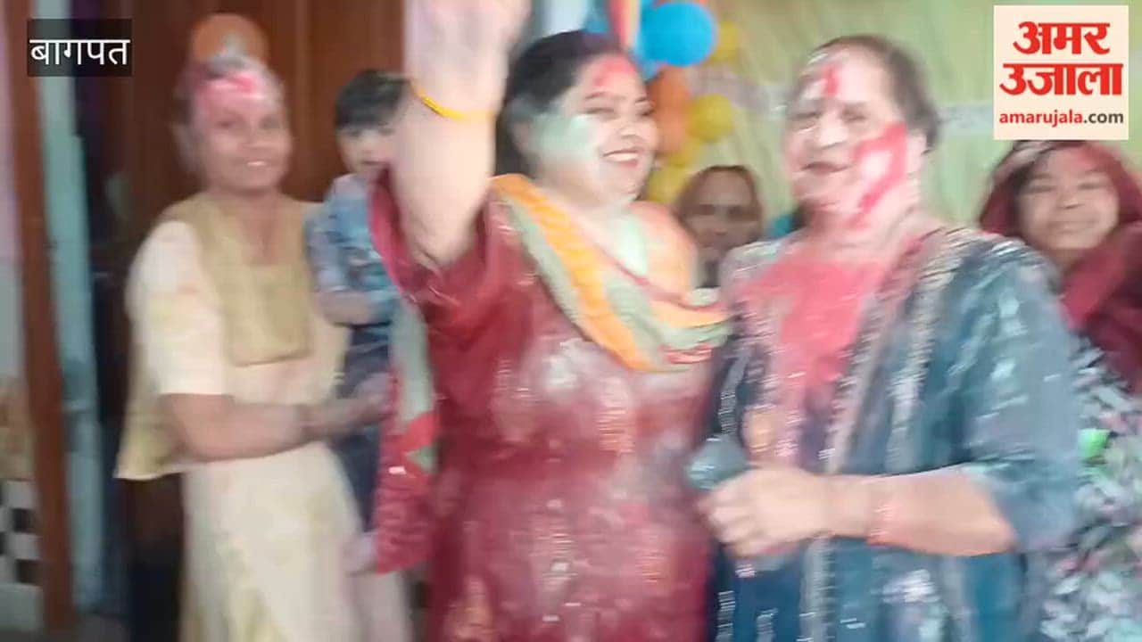 Baghpat: Holi get together of women in Master Colony