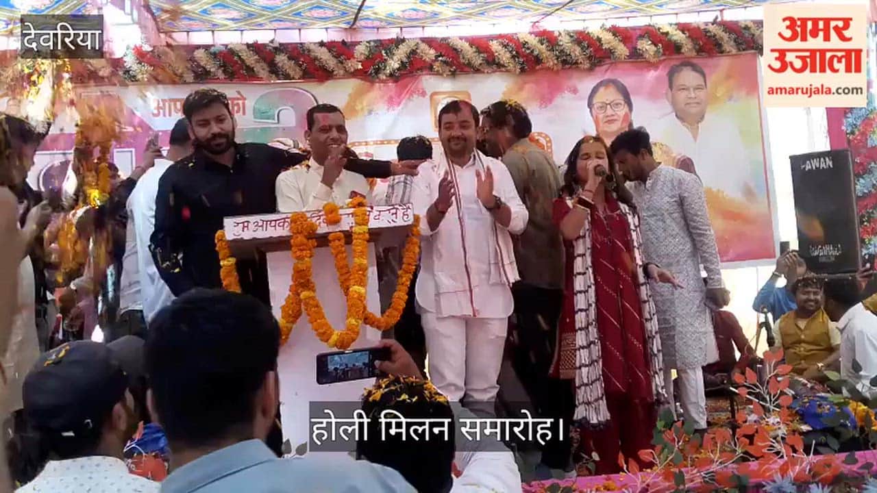 The Minister of State played Holi with flowers with the workers.