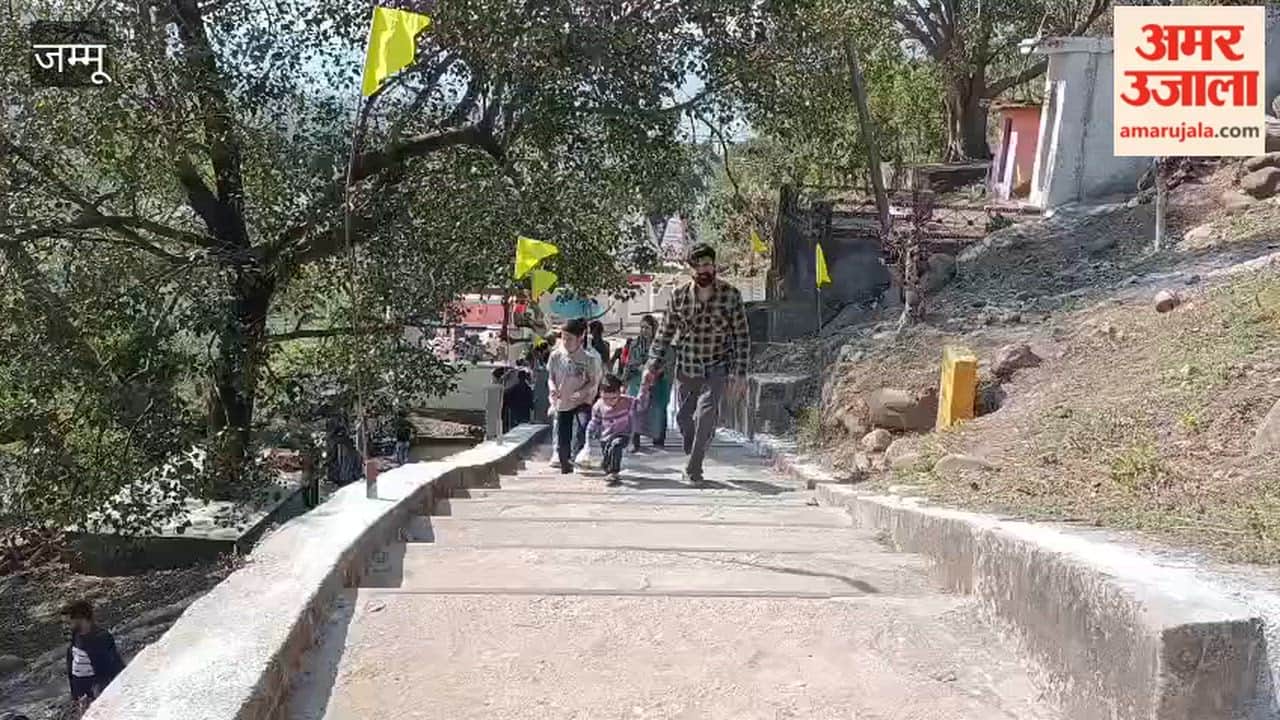 Bhandara started with worship, devotees took prasad