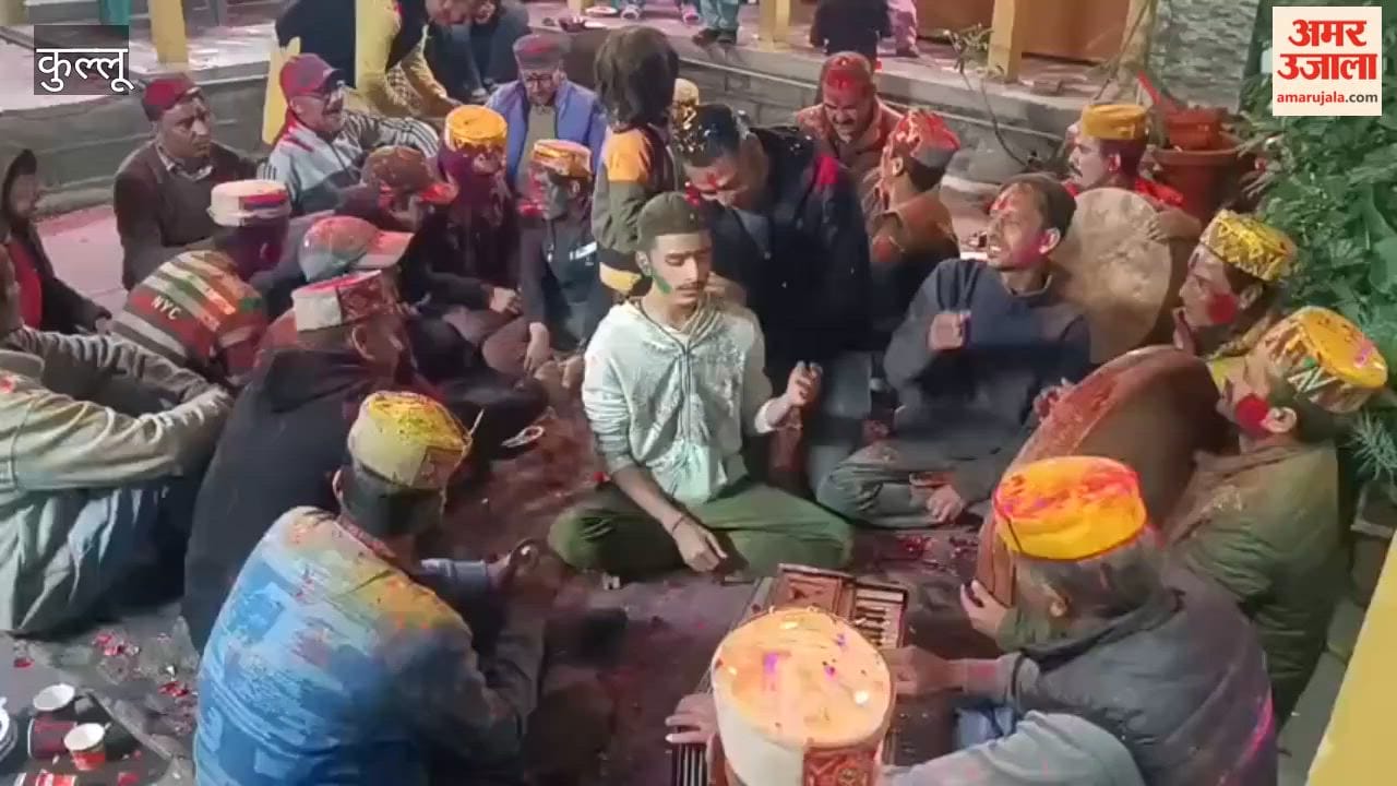 Traditional Holi songs echo in Kullu's Akhara Bazaar