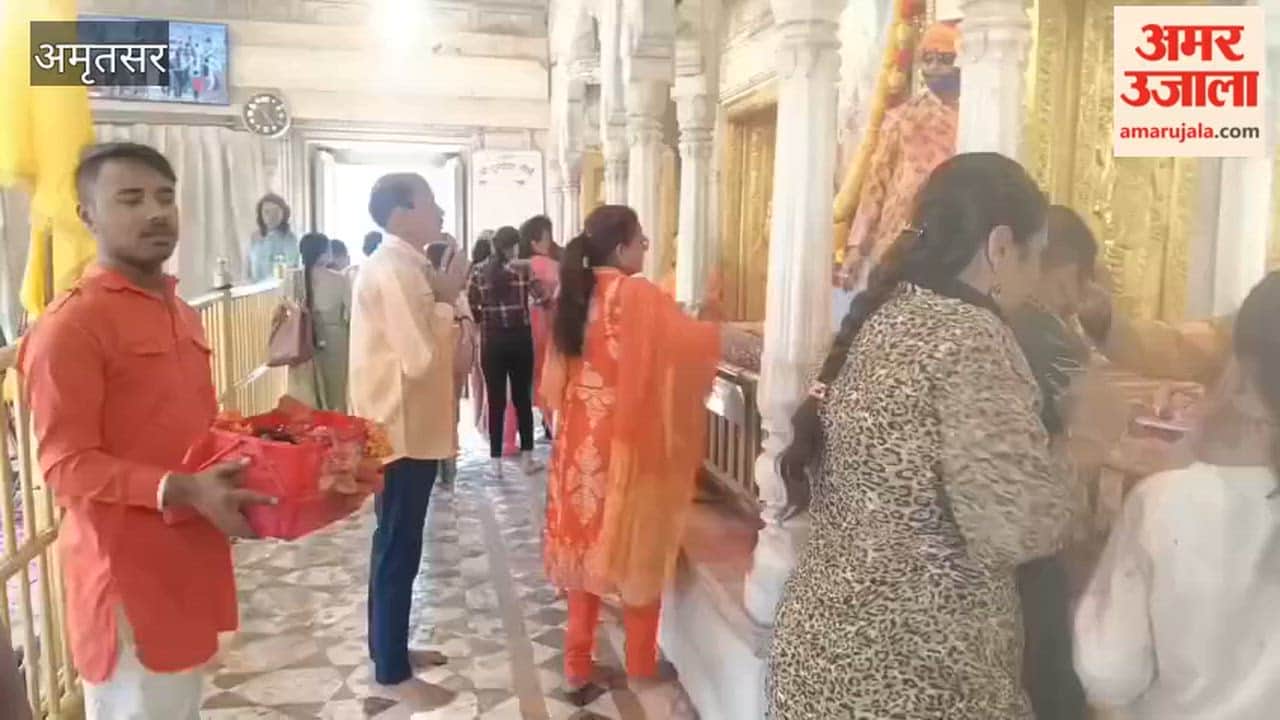 Holi was celebrated with great pomp at the famous Shri Durgiana Temple in Amritsar.