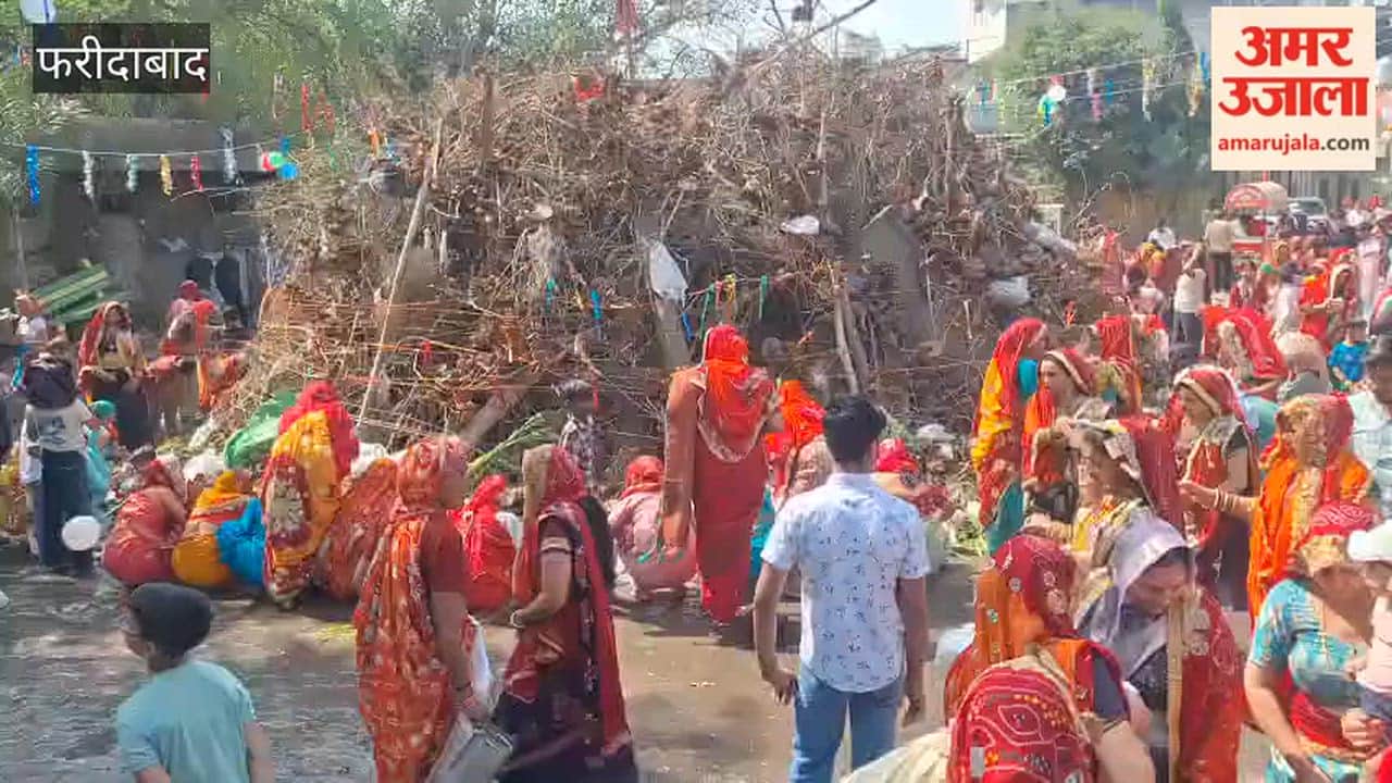 Crowds gathered for Holika Puja, women prayed for their husbands and children