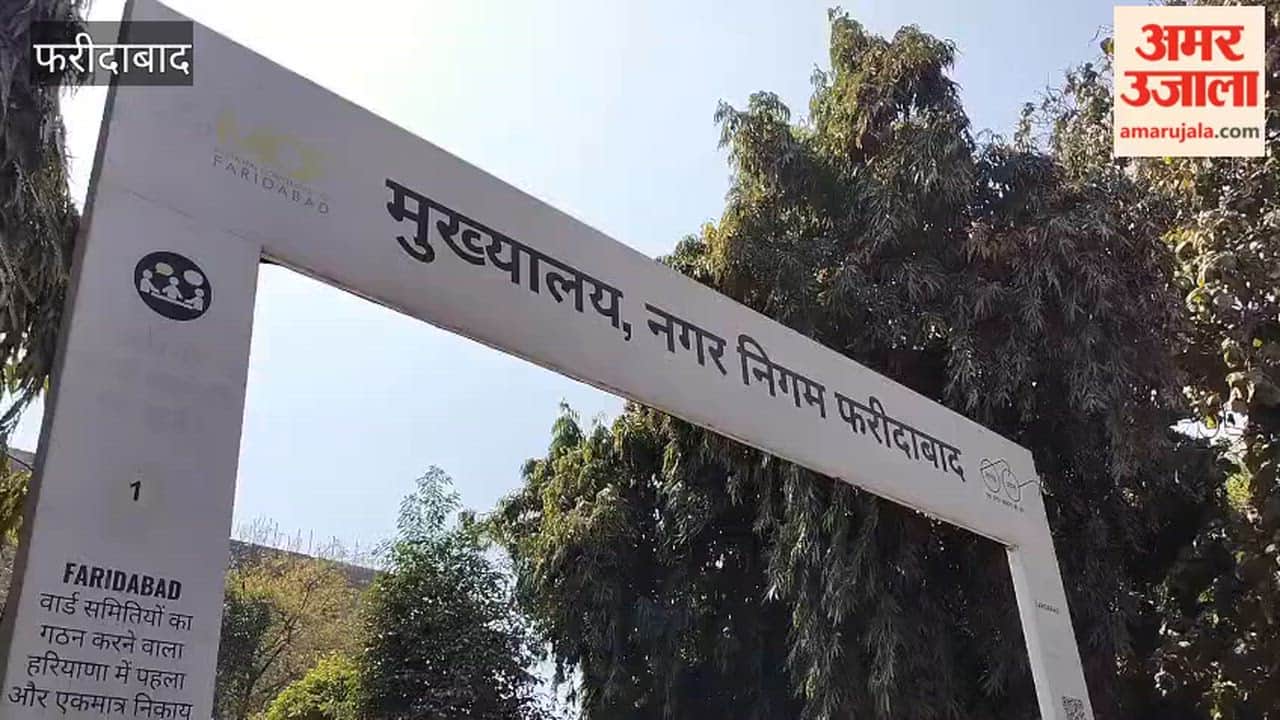 Illegal vehicles cause traffic jams outside the Faridabad Municipal Corporation headquarters