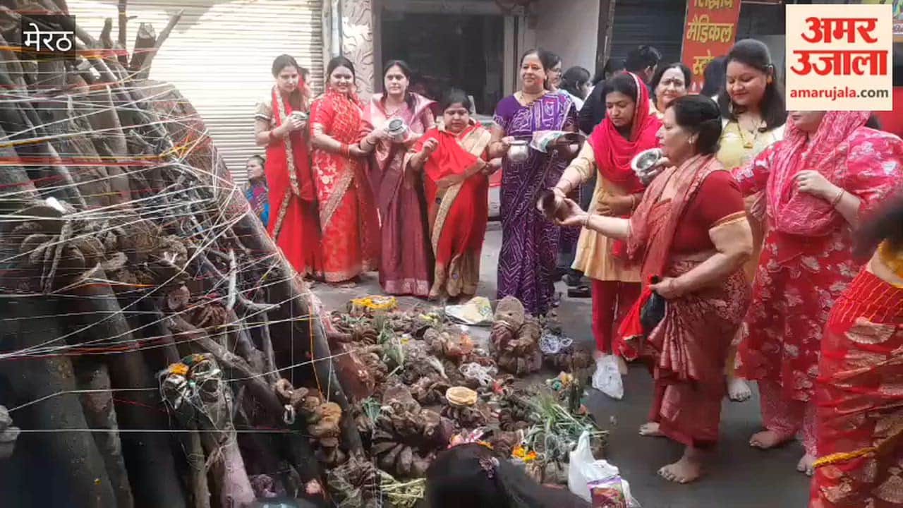 Meerut: Women performed Holika puja in Sadar Dholki Mohalla.