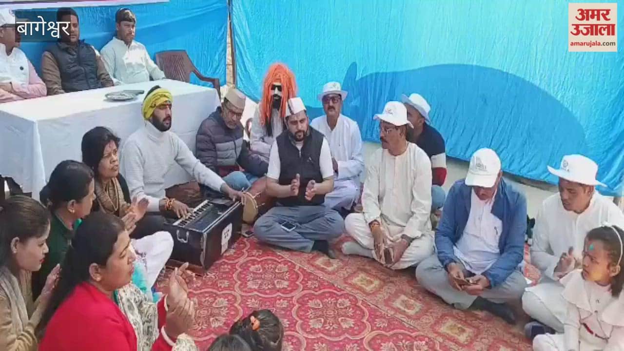 Volunteers danced enthusiastically at the Holi gathering at the Red Cross Bhawan