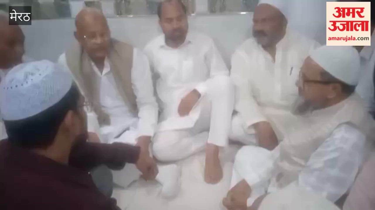 Meerut: SP leader reached Kidwai Nagar, handed over a check of two lakhs to the family members of the fire victims.