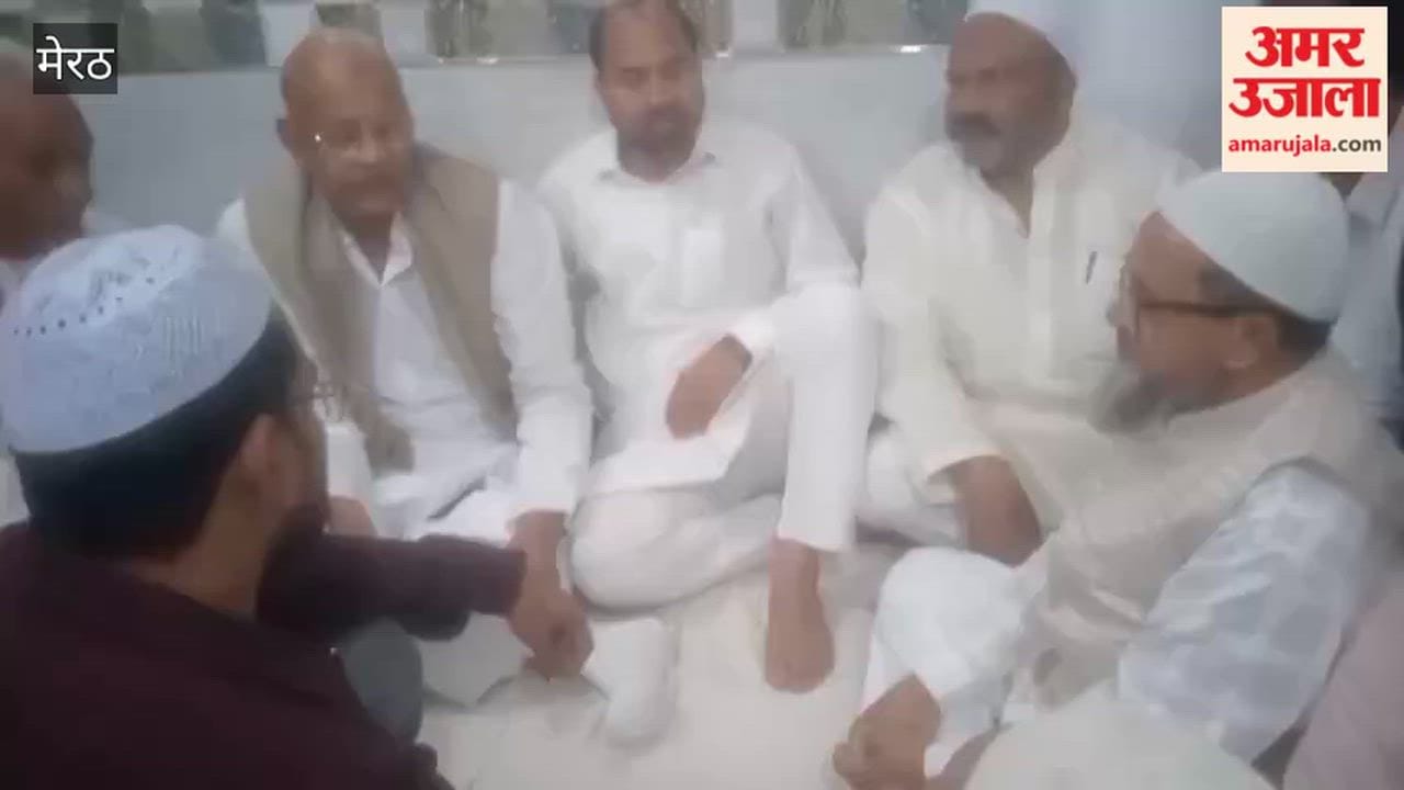 Meerut: SP leader reached Kidwai Nagar, handed over a check of two lakhs to the family members of the fire victims.