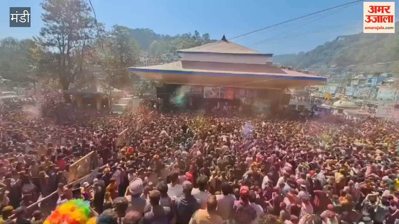 Mandi Gulal was thrown in abundance on the Seri stage and people danced with great enthusiasm, Holi festival was celebrated with great joy