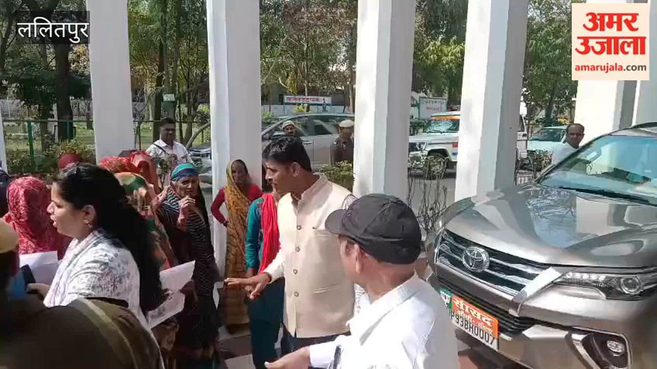 Women who came to get the liquor shop removed surrounded the MP.