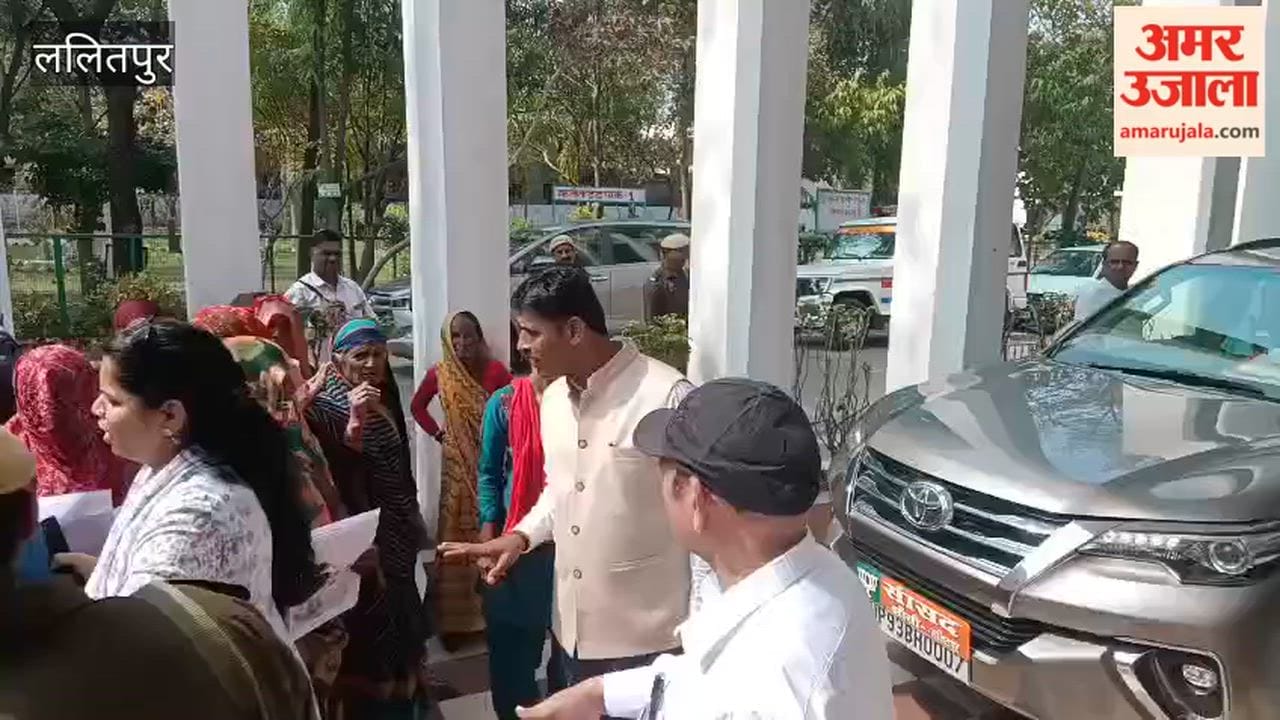Women who came to get the liquor shop removed surrounded the MP.
