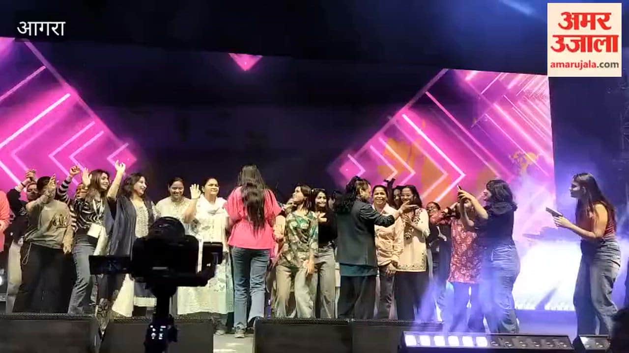 Kailash Kher Invites Girls on Stage Agra Grooves to a Live Musical Moment