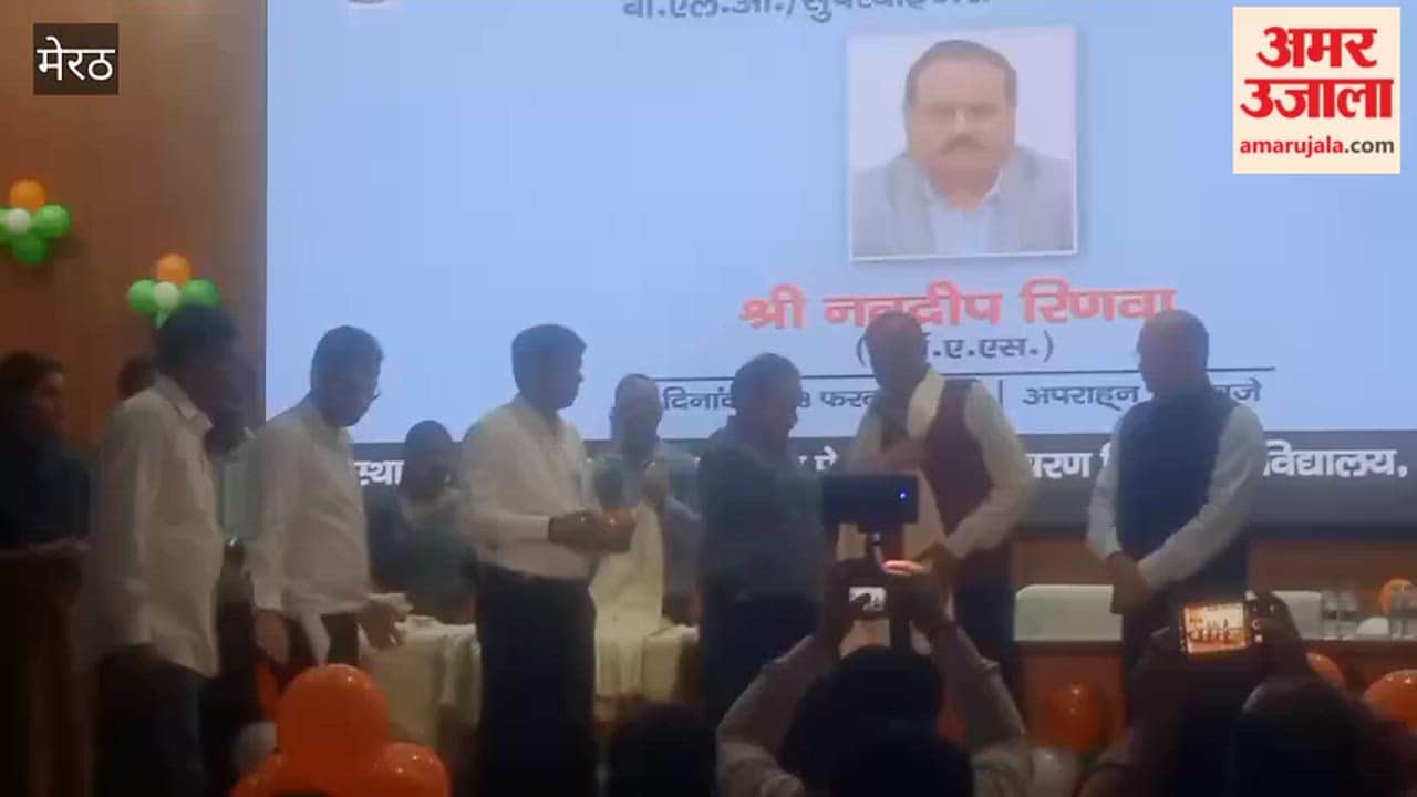 Meerut: Chief Electoral Officer honored BLOs and supervisors