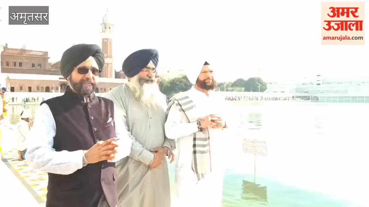 Sufi singer Hans Raj Hans bowed down at Sri Darbar Sahib