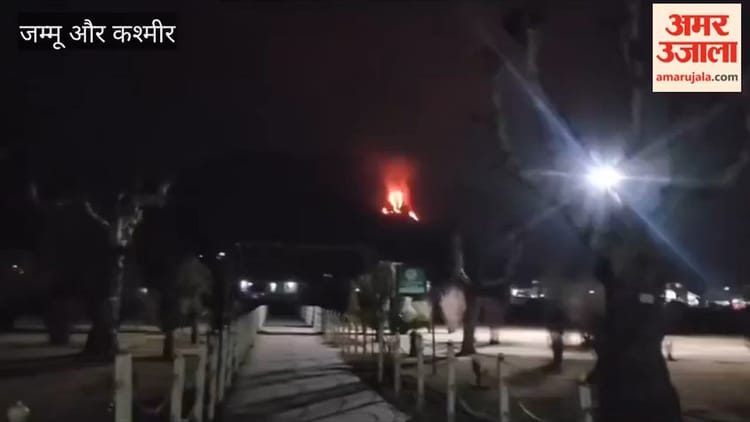 Jammu Kashmir: गंदरबल के बाबा दार्यादिन में लगी भीषण आग, ग्रामीणों में दहशत