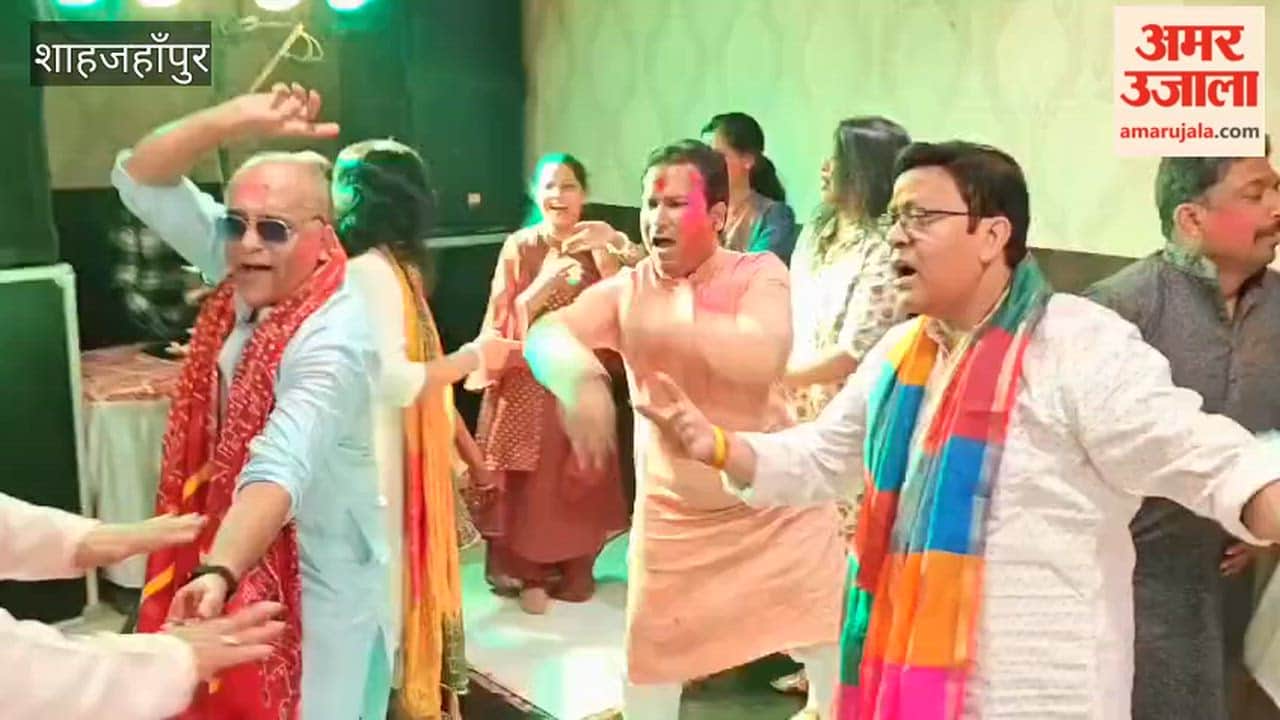 Doctors played Holi with gulal and flowers in Shahjahanpur