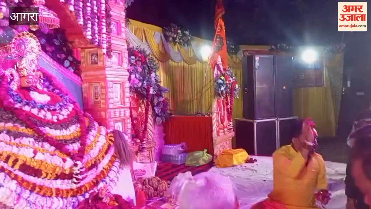 Devotees danced to hymns in the Sankirtan of Shyam Baba