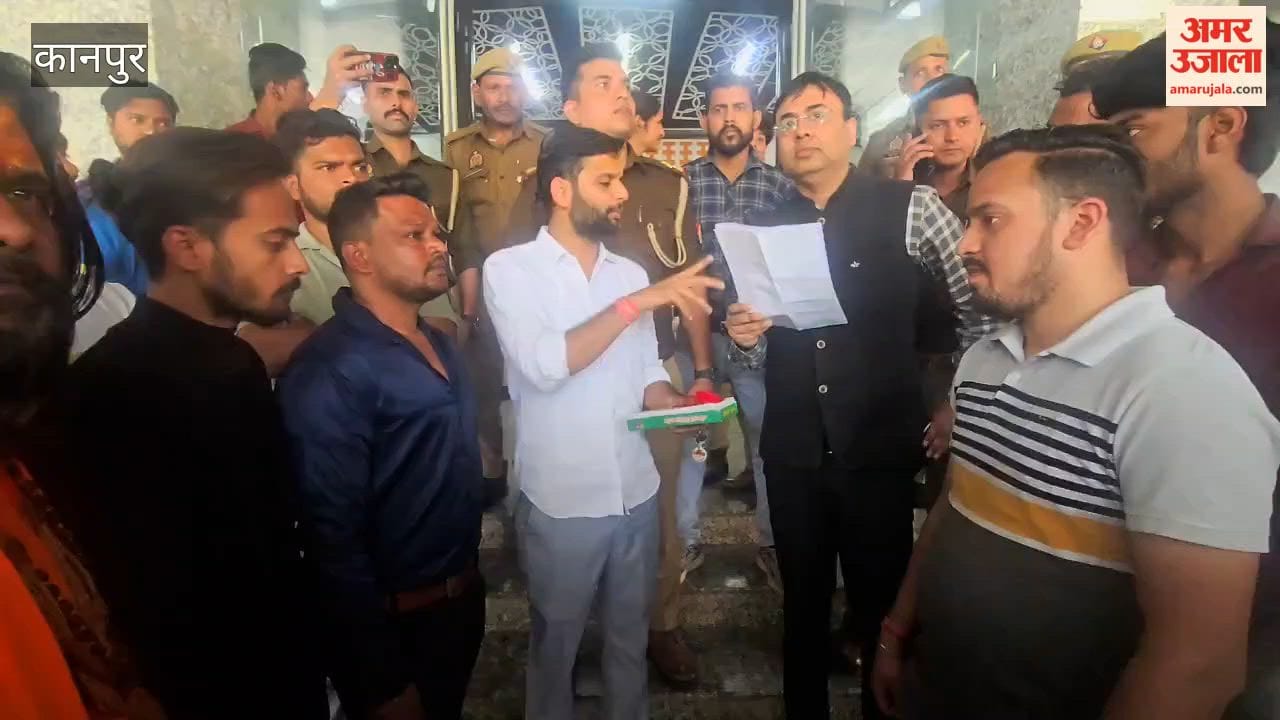 Kanpur: Attempt to present bangles to Additional Municipal Commissioner, scuffle with police