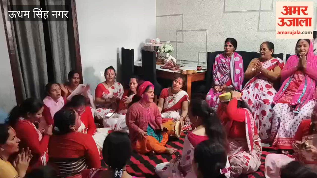 Holi songs filled with romance were played in the women's sitting Holi event in rudrapur
