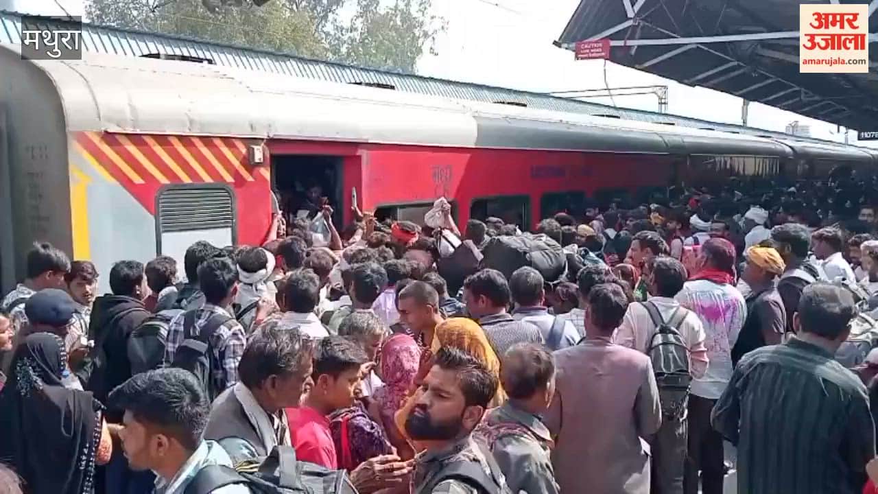 Crowds in trains on Holi