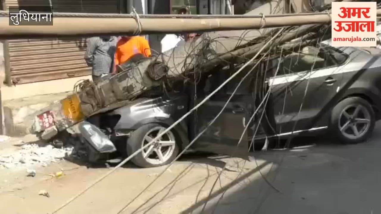 A speeding car hits electric pole in Ludhiana
