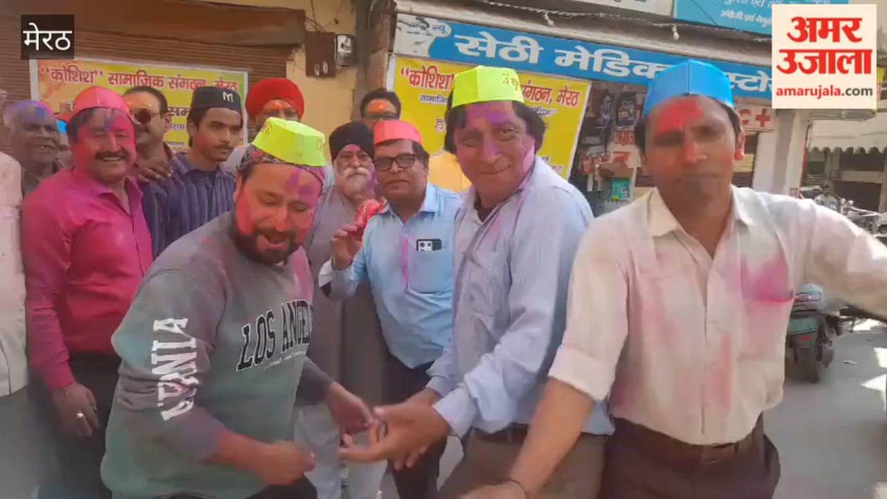 Meerut: People of all religions celebrated Holi together in Krishnapada.