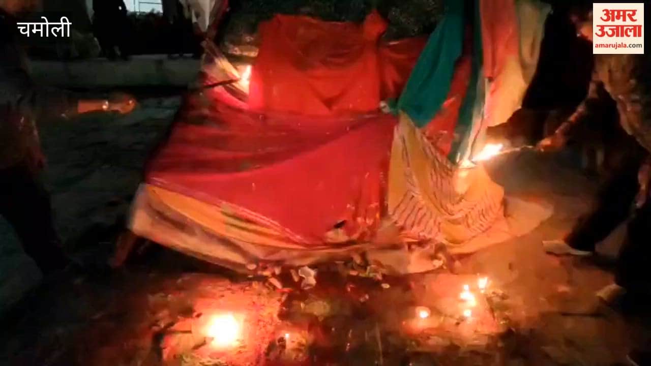 Jyotirmath: Holi celebrations at the winter seat of Badri Vishal's friends Kuber ji and Uddhav ji