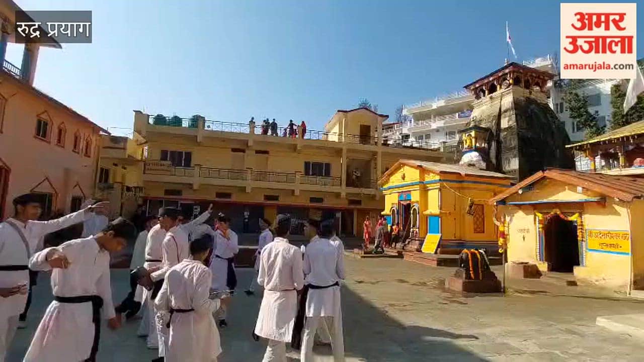 Rudraprayag: Holi revelers of Rath played Holi in Vishwanath temple.