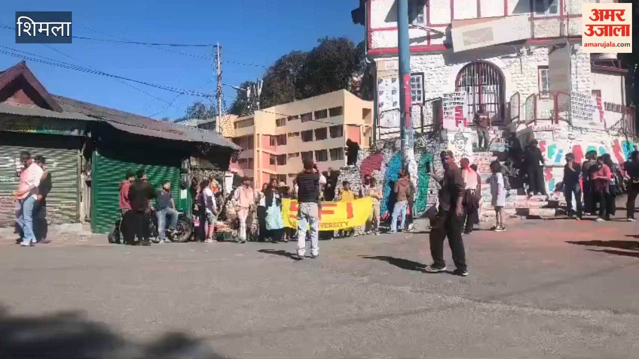 Shimla SFI celebrated Holi by taking out a rally in HPU
