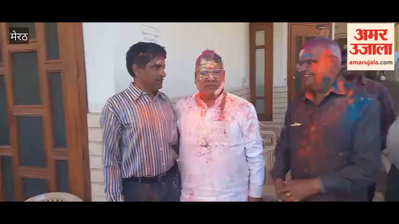 Meerut: Former MP played Holi, people came to meet him