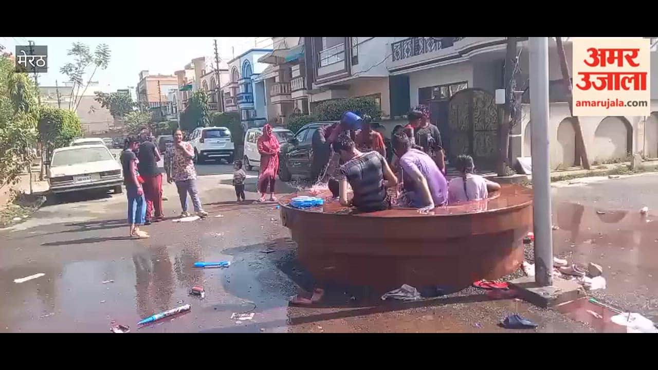 Meerut: Children applied color and soaked it with water spray.