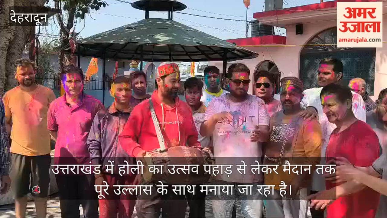 Holayar Team group of Holi revelers arrived at Jolly Grant singing Holi songs