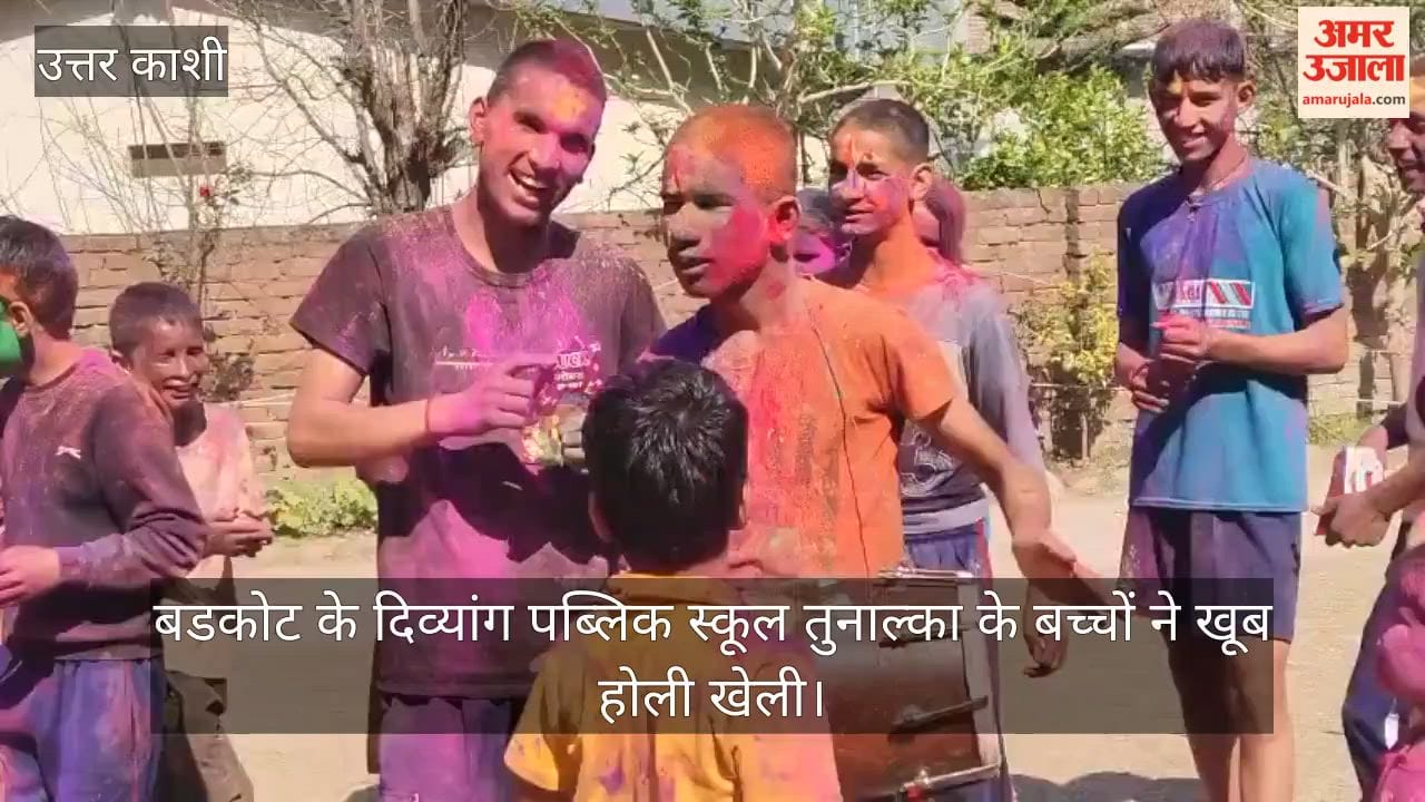 Children of Divyang Public School played Holi in Badkot Uttarkashi
